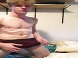 الأولاد المثيرون يحبون مشاهدتي أستمني وتذوق حليبي