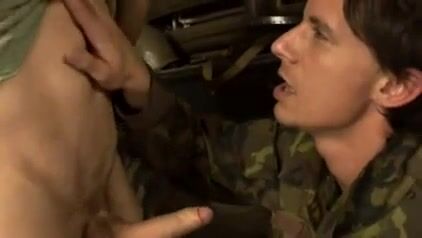 военные мужики жёстко трахаются: гейское армейское секс без презерв...