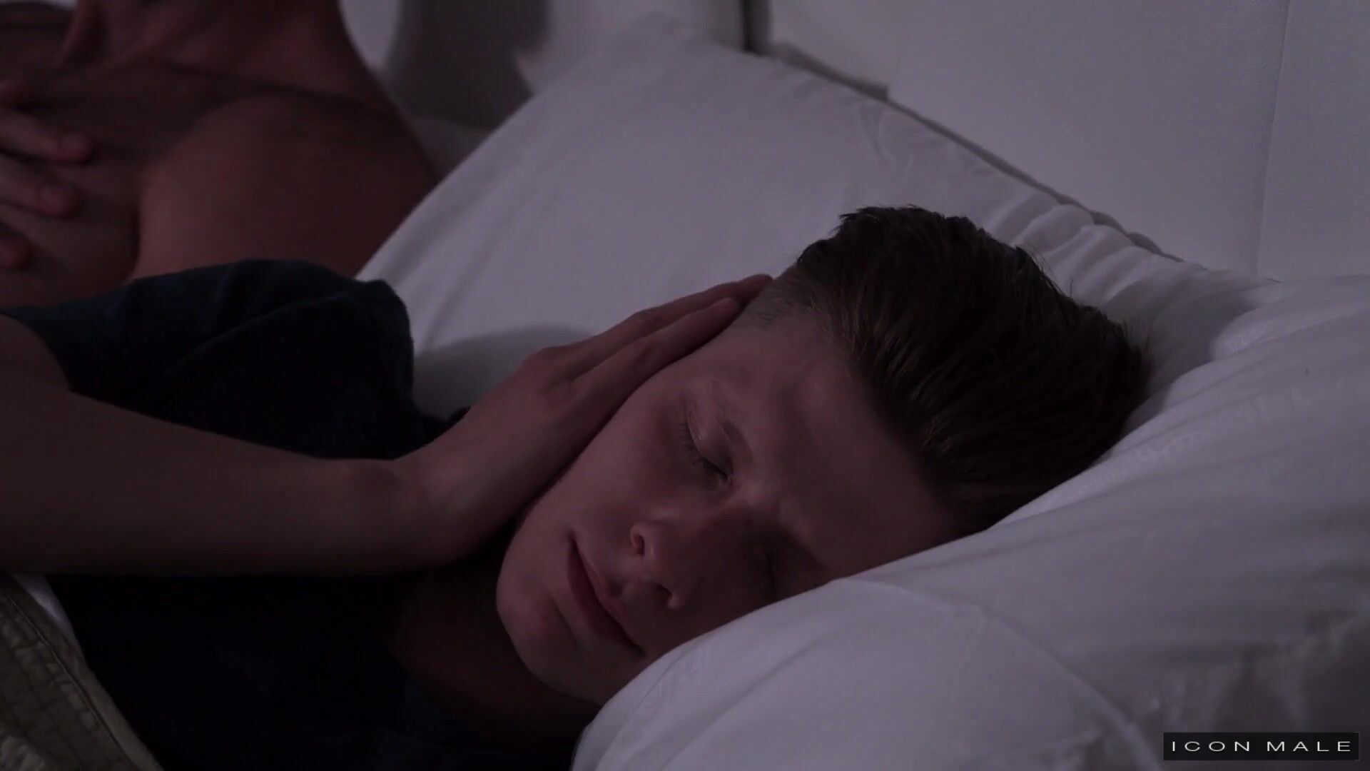 Twink dormido despierta con la polla sin capa de papi