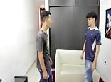 Twink papá saborea polla musculosa sin condón