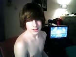 Glatter junger twink masturbiert im wohnzimmer