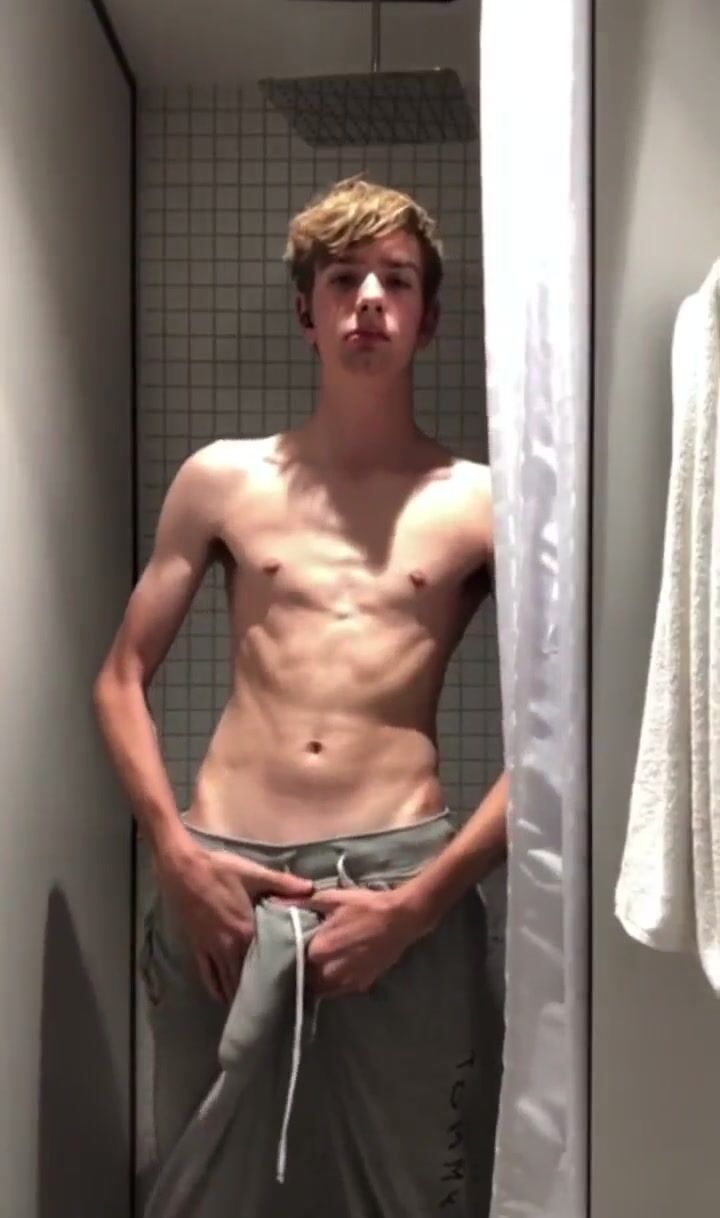 年轻天才男孩分享生鸡巴
