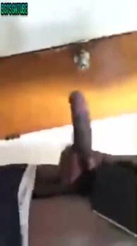 Schwarzer twink zeigt sein zeug jung