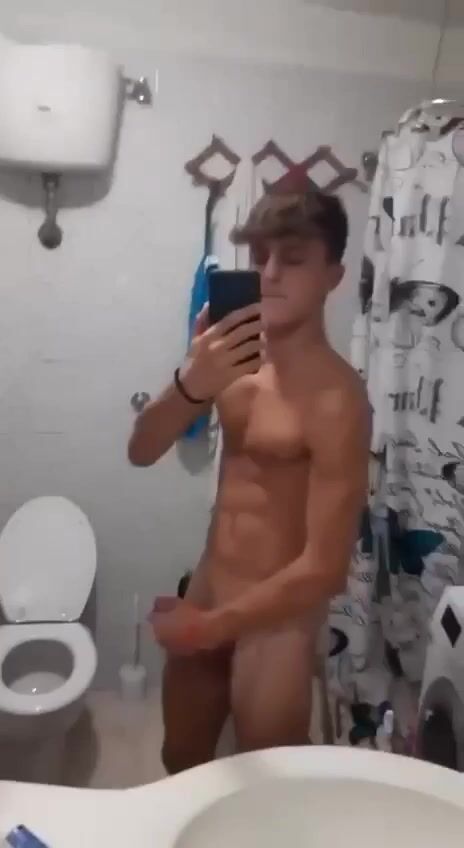 فتى ناعم يقذف بقوة في سناب بدون واق