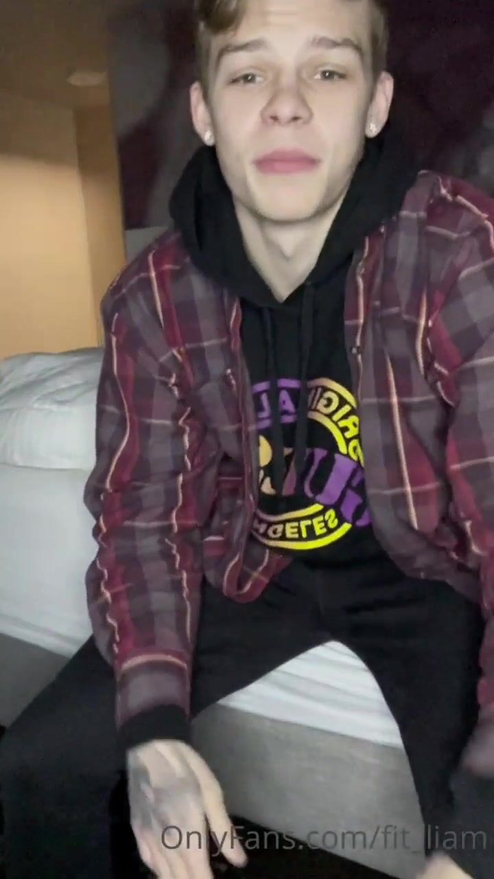 Twink boy flashes feet bareback