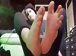 فتى ناعم يعرض قدميه العاريتين في حذاء رياضي