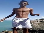 Jovencito sacude su verga en acción porno