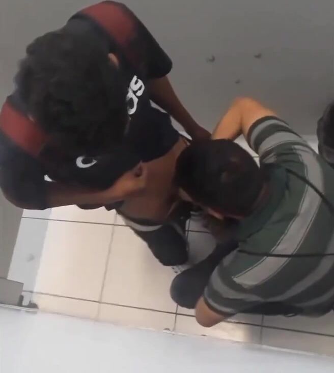 شاب جامعي مستقيم يتلقى الجنس الفموي في المرحاض