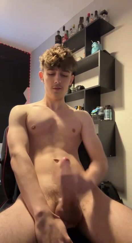 Garoto fofo bate uma e goza