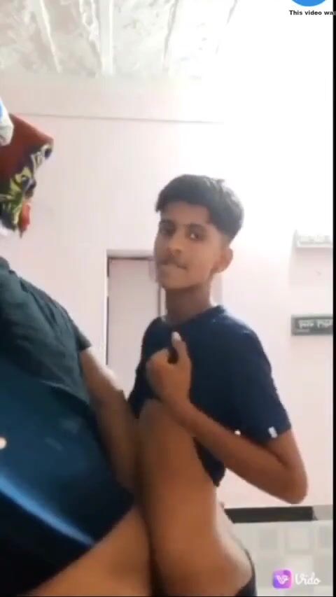 Adolescente desi fode seu amigo gordinho