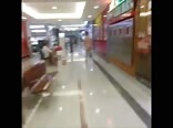 مراهق ينغلب من أب عضلي بدون واقي