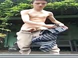 若い露出狂少年のポルノ
