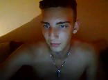 Blonder französischer junge onaniert live auf der webcam
