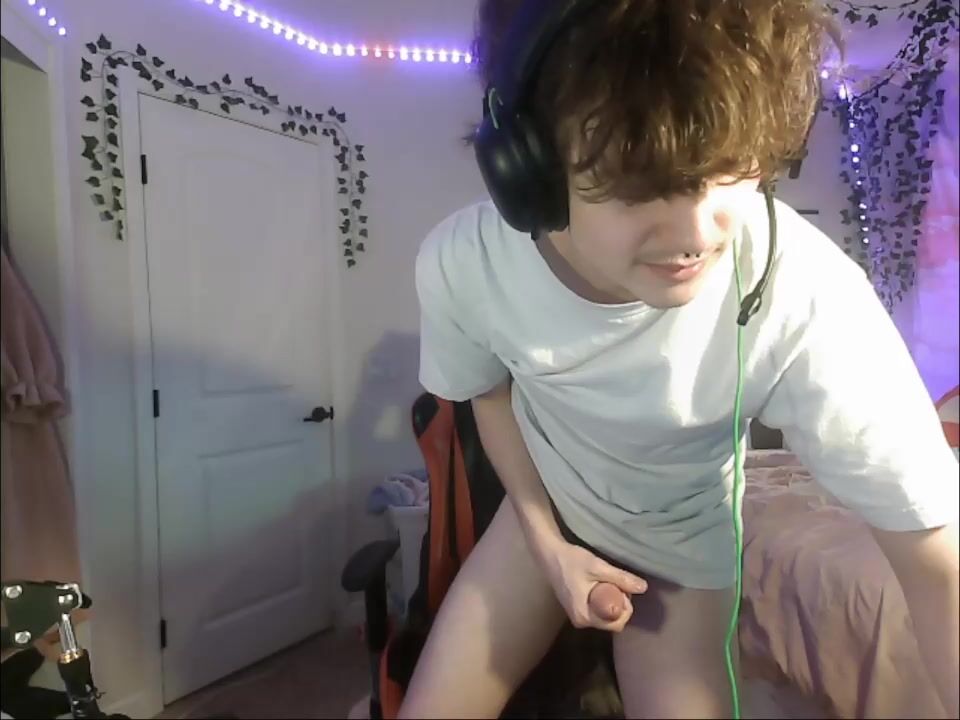 Young guy wanks cut cock