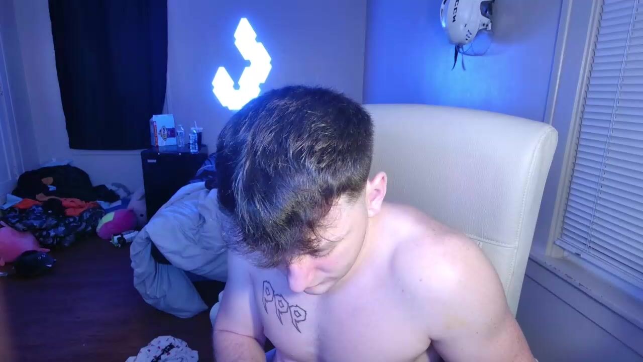 Jeune ado sexy révèle sa bite coupée en webcam