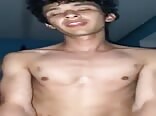 Latino-twink reitet ohne gummi den schwanz des muskulösen daddys