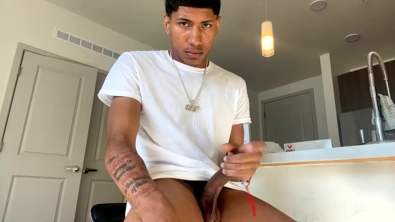 شاب شهي يقذف لبن كثيف