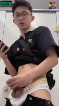 Jeune coréen se branle la bite dure