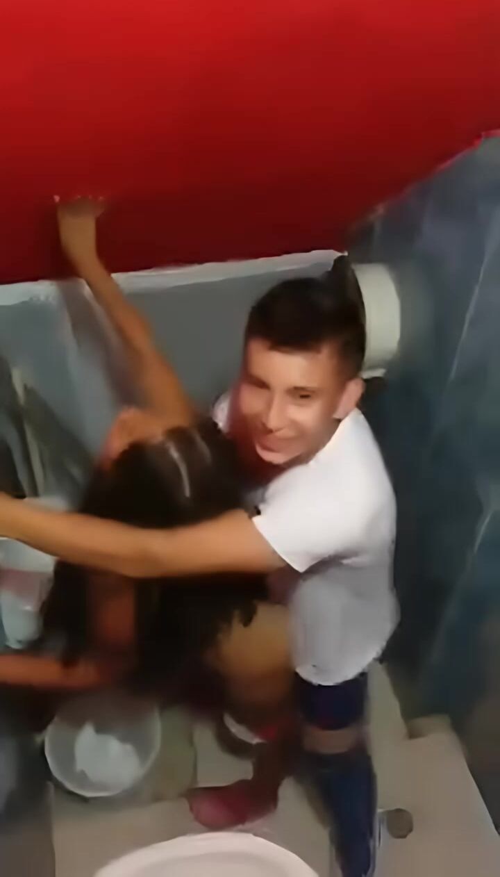 Latino-twink bekommt rohen schwanz vom charmanten daddy