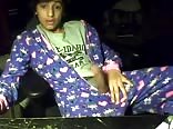 Junge lateinamerikanische frau in weichen pyjamas onaniert in ihrem...