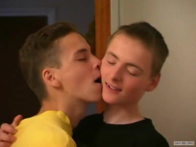 インクの男たちが生で若いティーン少年のチンポを犯す