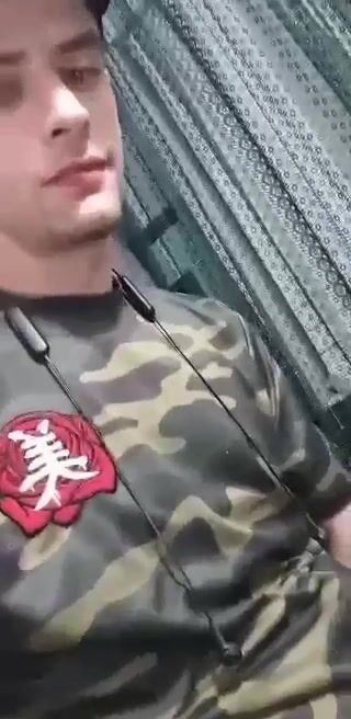Twink brinca com o pau grande de um jovem na cam