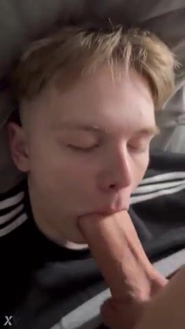 Joven blanco travieso lame polla dura