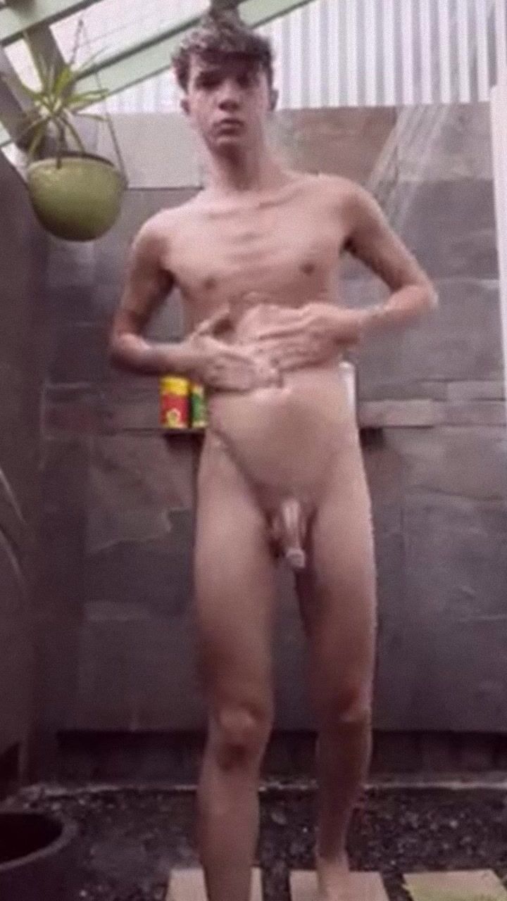 توينك يستحم ويحلب زبه على الكام