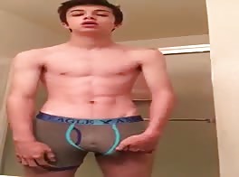شاب نحيف يلعب بزبه الكبير عارياً
