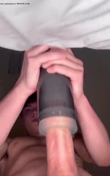 Joven macho destroza un fleshlight