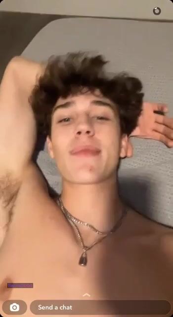 Jovem tiktoker masturba o pau para a câmera