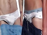 Tätowierter top zerreißt das loch eines jungen twinks