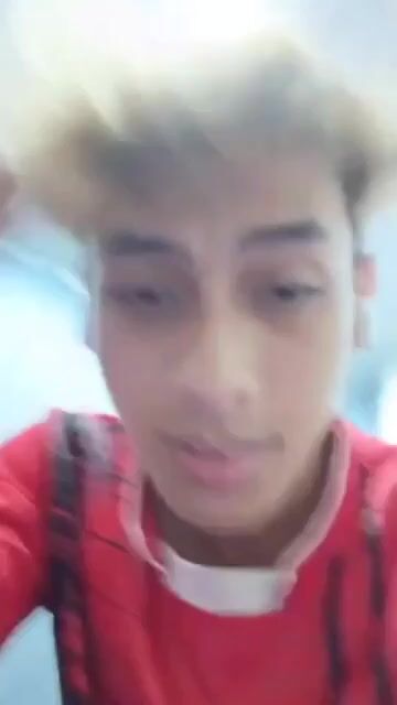 少年在熟睡的朋友旁边自慰并射精