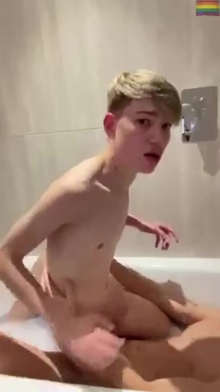 Gay twinks have bathtub sex