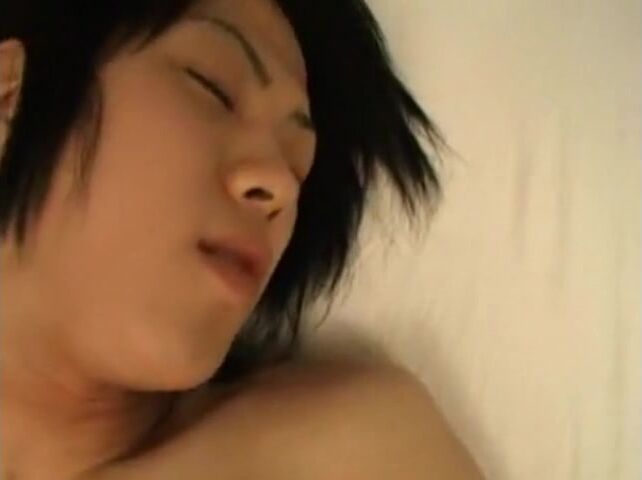 Joli garçon yukiya prend une fucks dure
