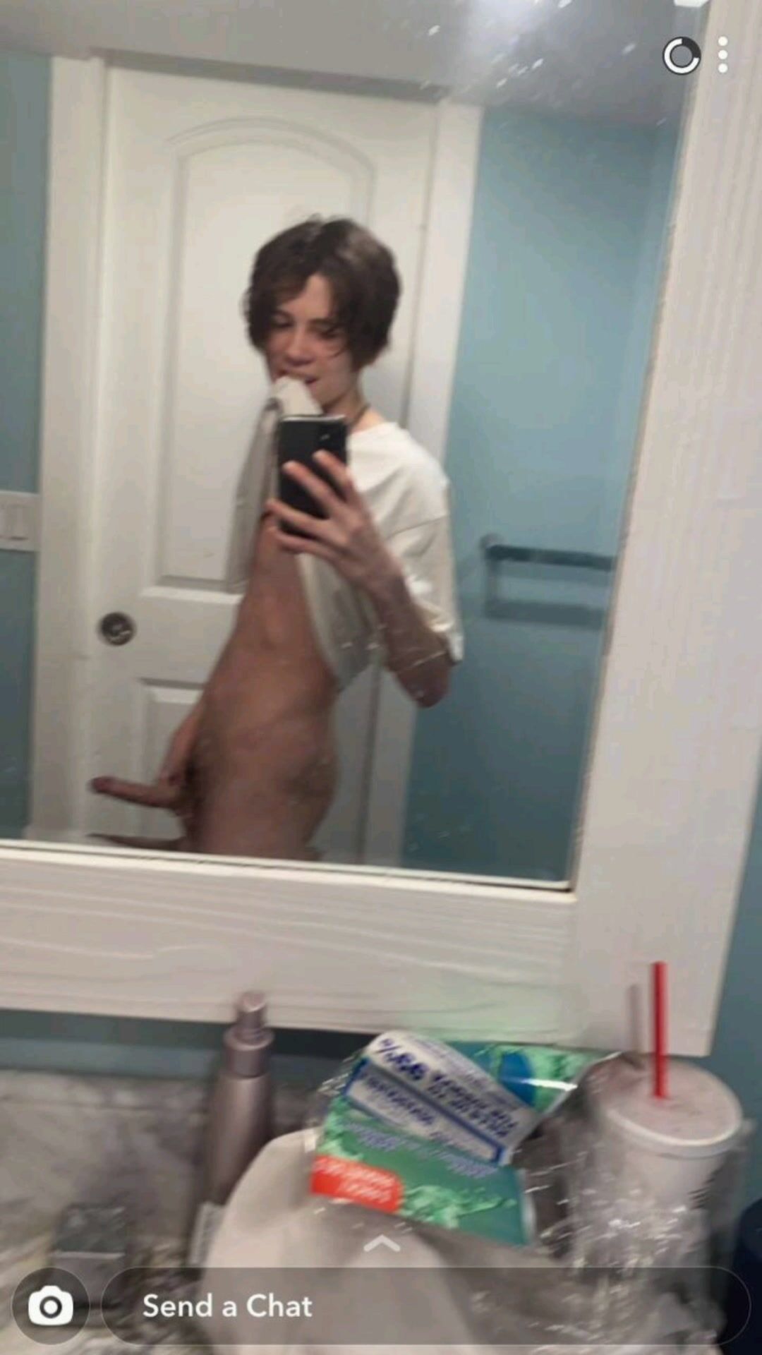 Hot dude jerks off in bed