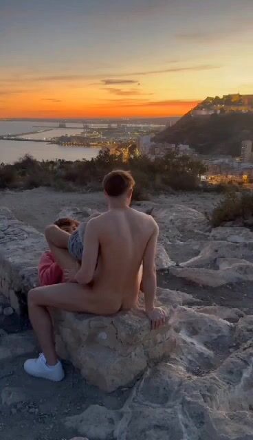 زاك يُقبض عليه وهو يمارس الجنس على الشاطئ