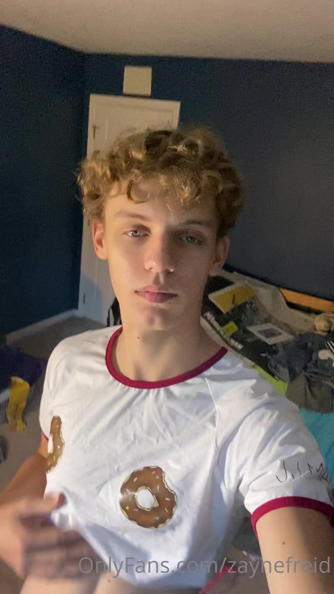 Zayne twink wichst zu hause vor der cam