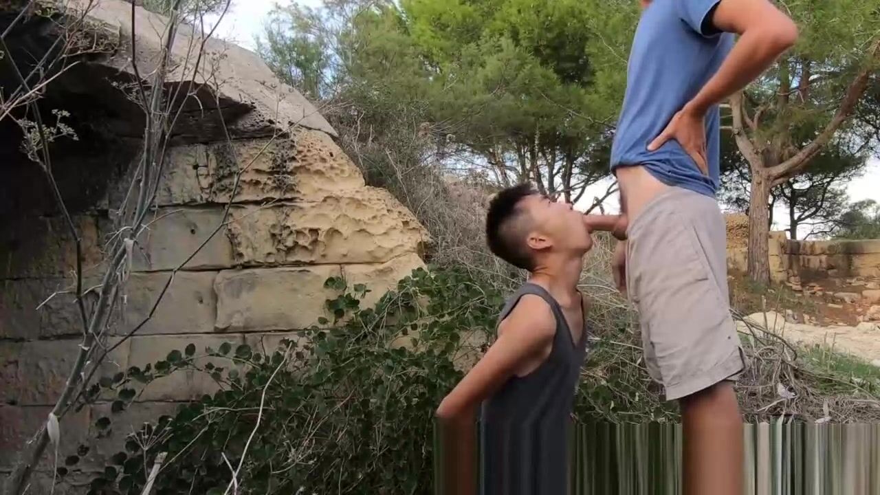 Zwei geile asiaten, beim blasen in den dünnen.